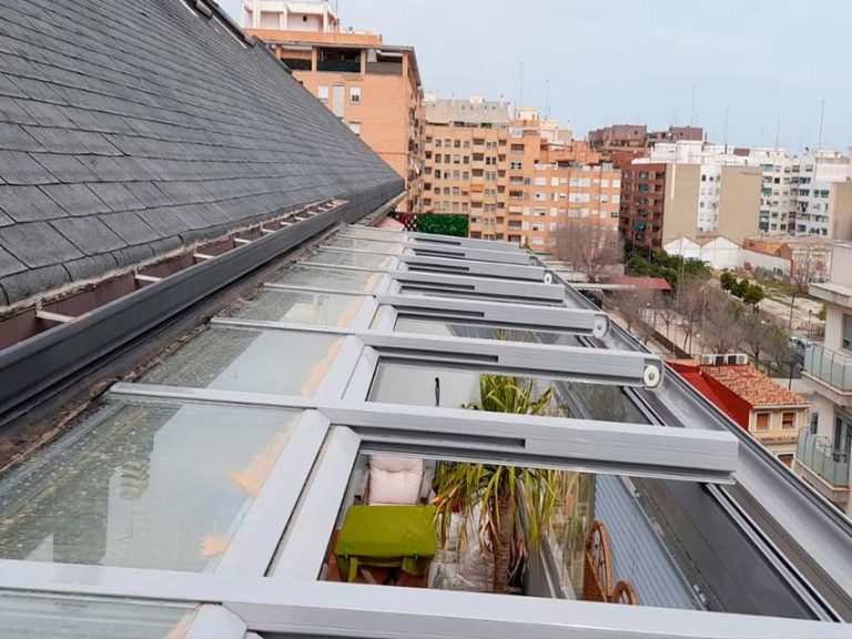 Techo móvil de cristal en ático.