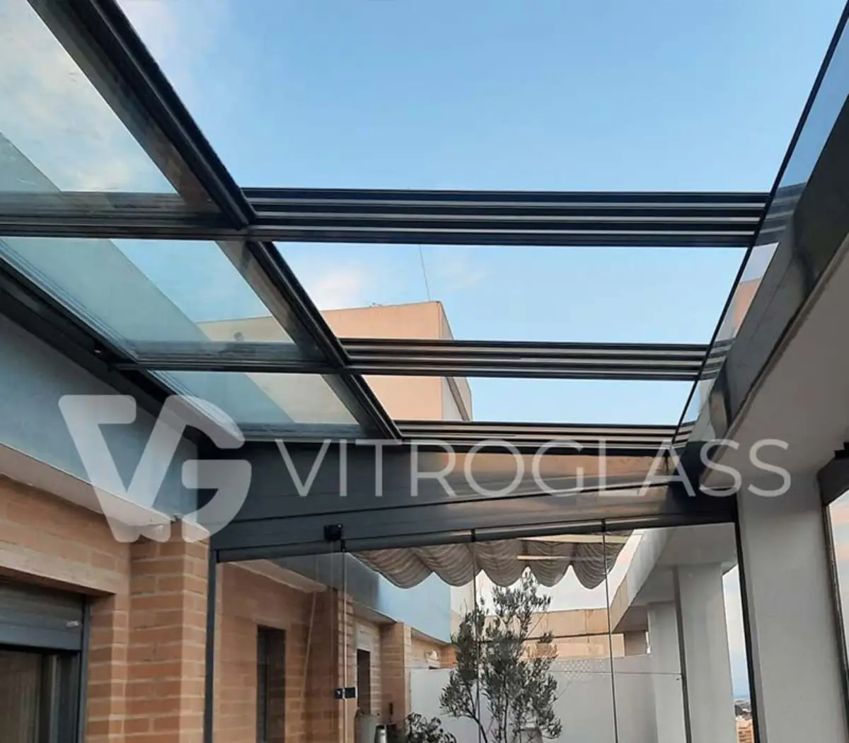 Techo móvil de cristal abierto